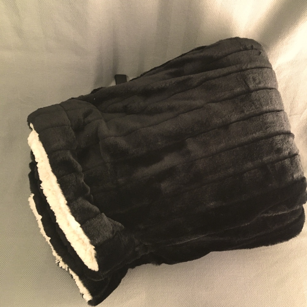 Black Ellen Tracy throw